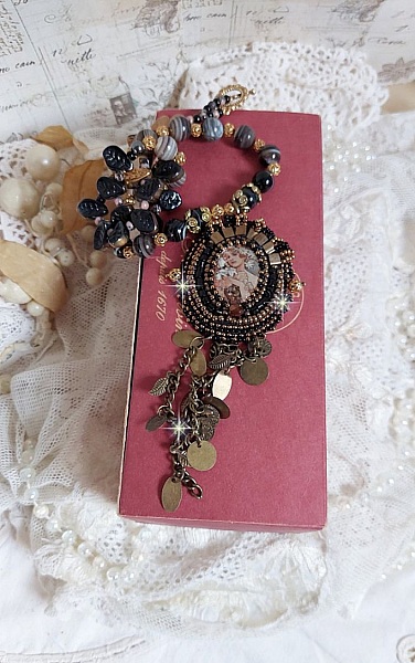 Halskjede Aube brodert med en cameo av et kvinneportrett med blomster og edelstenperler