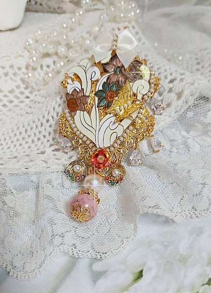 Pendentif Aurore mont&eacute; avec un motif &eacute;maill&eacute; aux couleurs du soleil &agrave; laquelle s&rsquo;ajoute perles nacr&eacute;es, breloques, poires avec Zircons, perles, ruban sur une b&eacute;li&egrave;re Argent 925 et une cha&icirc;ne plaqu&eacute; Or