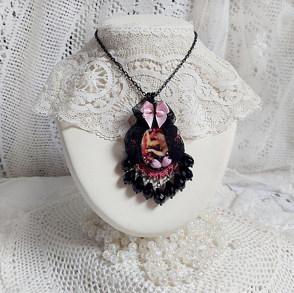 Pendentif Barbara mont&eacute; avec cabochon r&eacute;sine, pendentif m&eacute;tal, dentelle, fleurs, gouttes verres et perles cristal Swarovski