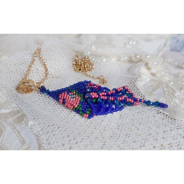 Bel'Nuit Bleue anheng laget med japanske frøperler av høy kvalitet, Swarovski-krystaller og gullbelagt tilbehør