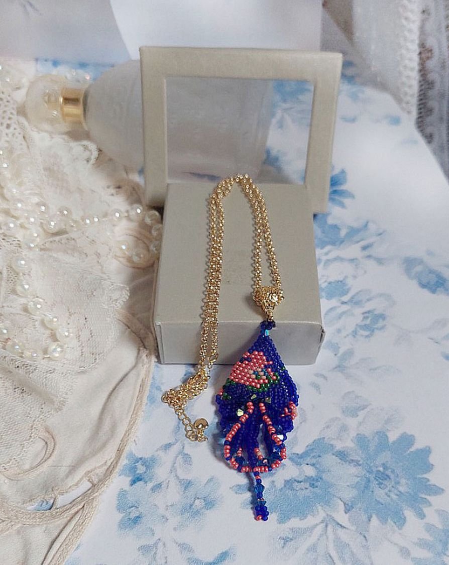 Bel'Nuit Bleue anheng laget med japanske frøperler av høy kvalitet, Swarovski-krystaller og gullbelagt tilbehør