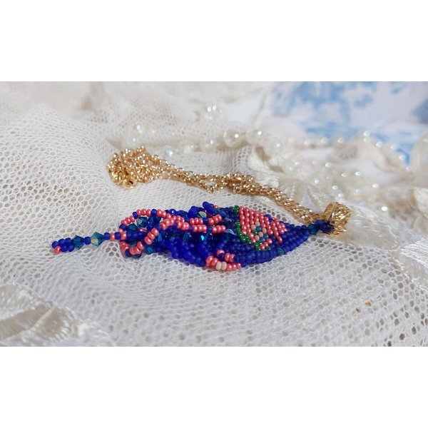 Bel'Nuit Bleue anheng laget med japanske frøperler av høy kvalitet, Swarovski-krystaller og gullbelagt tilbehør
