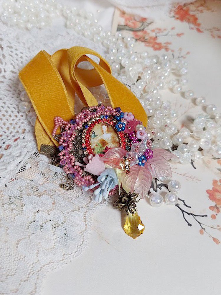 Pendentif Belle Classe brodé avec ruban, cabochon verre, strass, étamines et perles cristal Swarovski