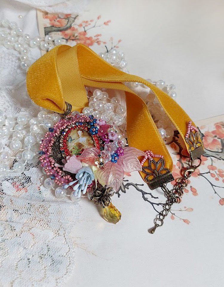 Pendentif Belle Classe brodé avec ruban, cabochon verre, strass, étamines et perles cristal Swarovski