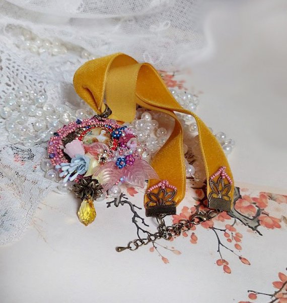 Pendentif Belle Classe brodé avec ruban, cabochon verre, strass, étamines et perles cristal Swarovski