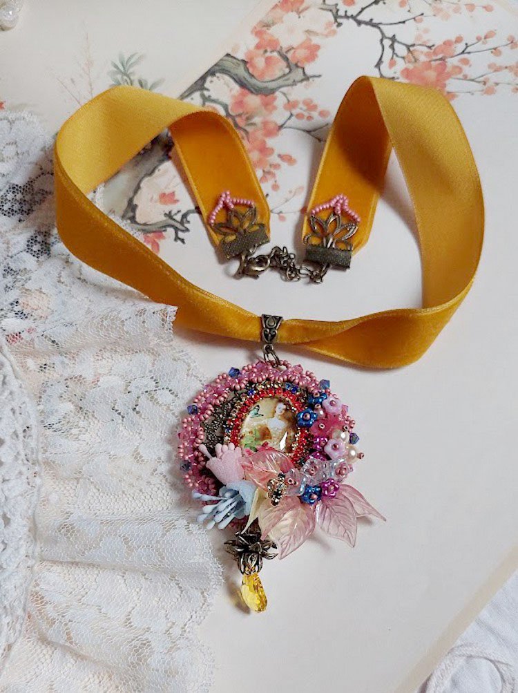 Pendentif Belle Classe brodé avec ruban, cabochon verre, strass, étamines et perles cristal Swarovski