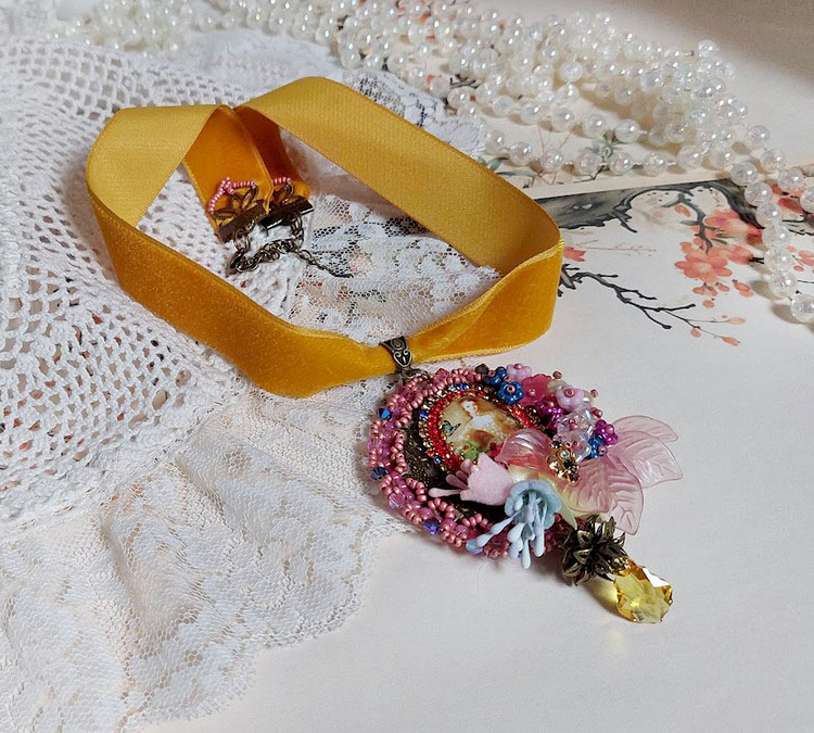 Pendentif Belle Classe brodé avec ruban, cabochon verre, strass, étamines et perles cristal Swarovski