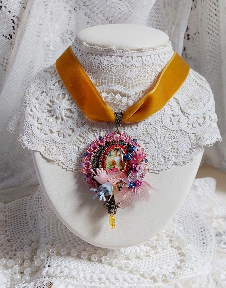 Pendentif Belle Classe brodé avec ruban, cabochon verre, strass, étamines et perles cristal Swarovski