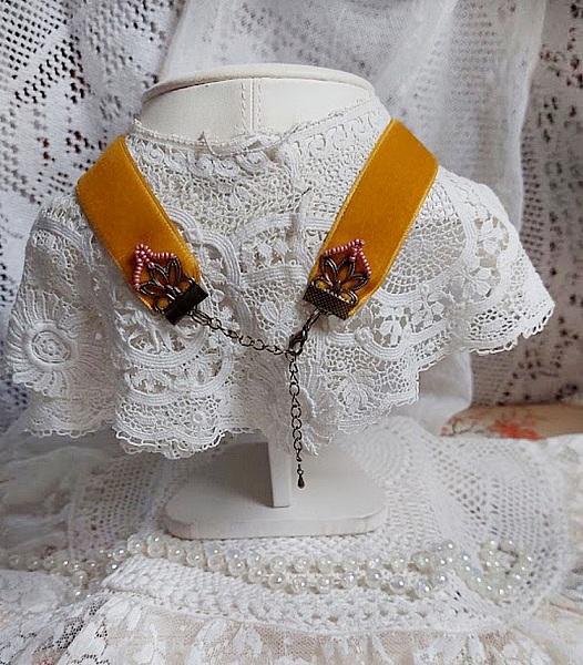 Pendentif Belle Classe brod&eacute; avec ruban, cabochon verre, strass, &eacute;tamines et perles cristal Swarovski