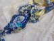 Haute-Couture Blue Palace halskjede med anheng med fargede frøperler og Swarovski-krystaller