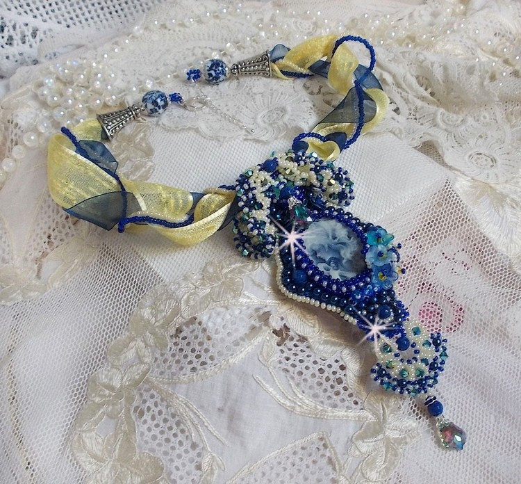 Haute-Couture Blue Palace halskjede med anheng med fargede frøperler og Swarovski-krystaller