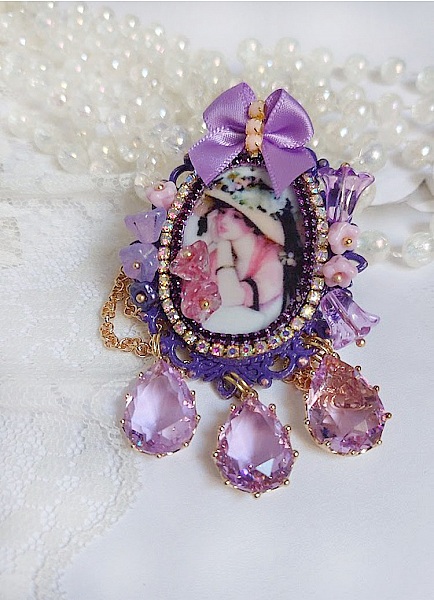 Pendentif Petit Bonheur cr&eacute;&eacute; avec breloques poires, fleurs verres, n&oelig;ud satin et Cristal Swarovski