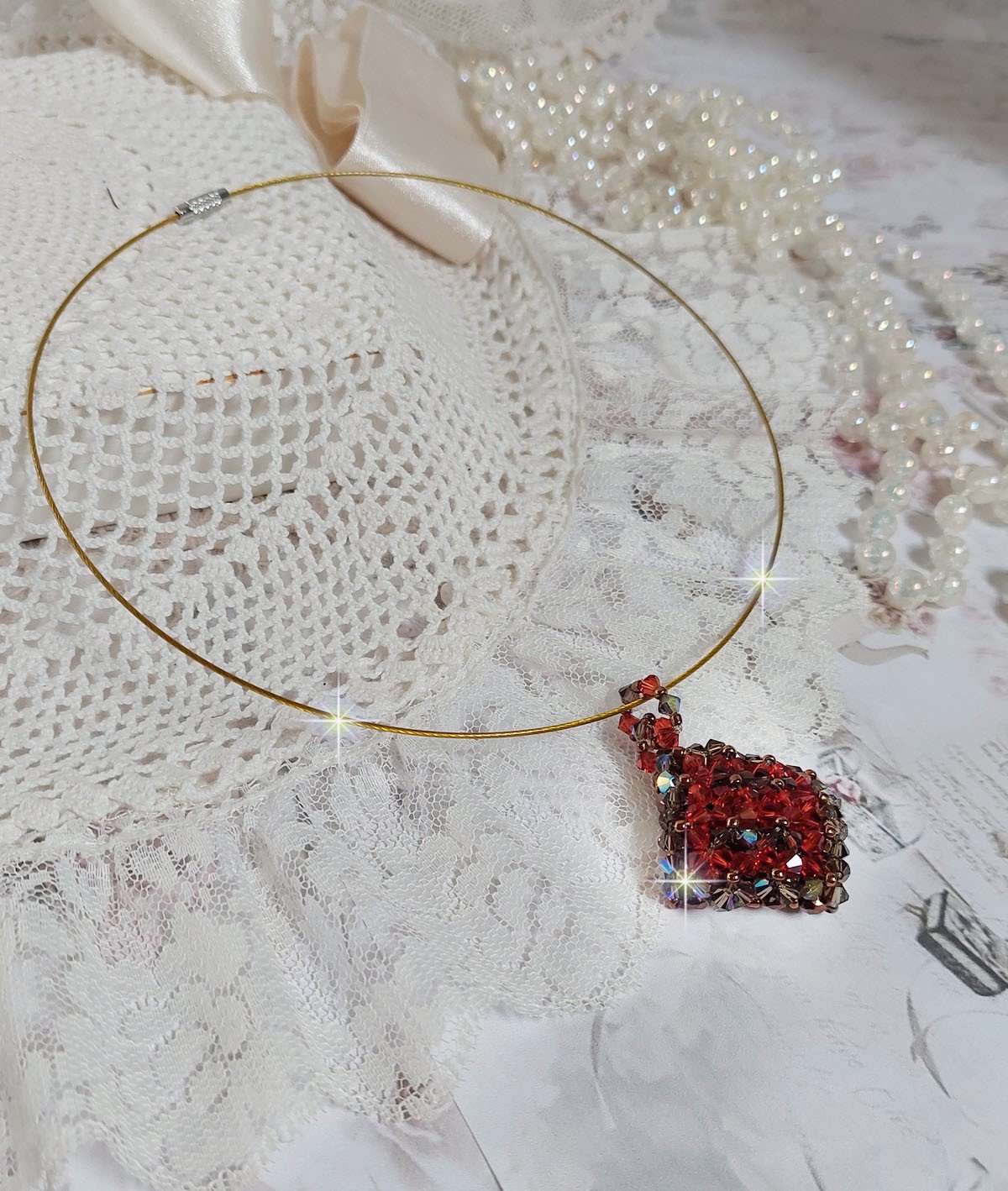 Camel anheng montert med Swarovski krystall fasetter og spinnere