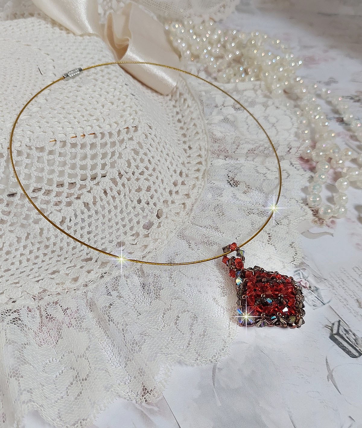 Camel anheng montert med Swarovski krystall fasetter og spinnere