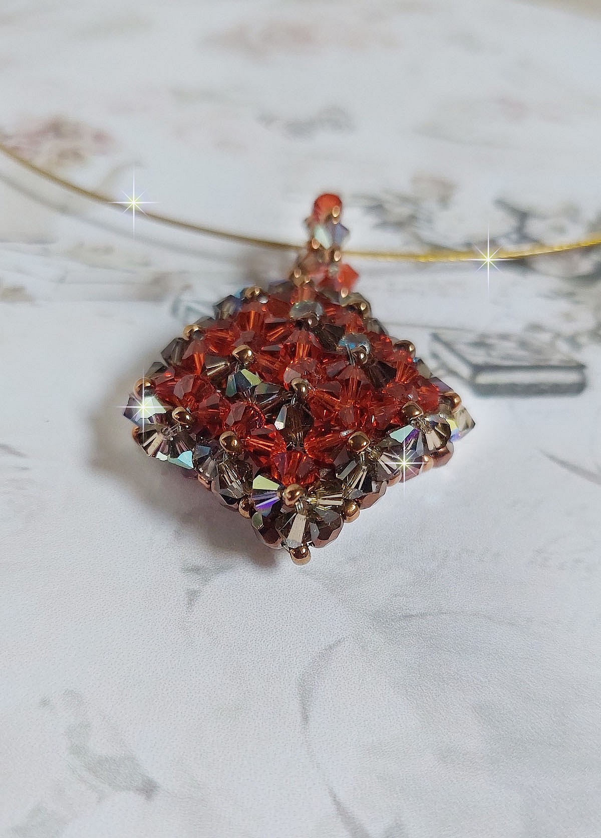 Camel anheng montert med Swarovski krystall fasetter og spinnere