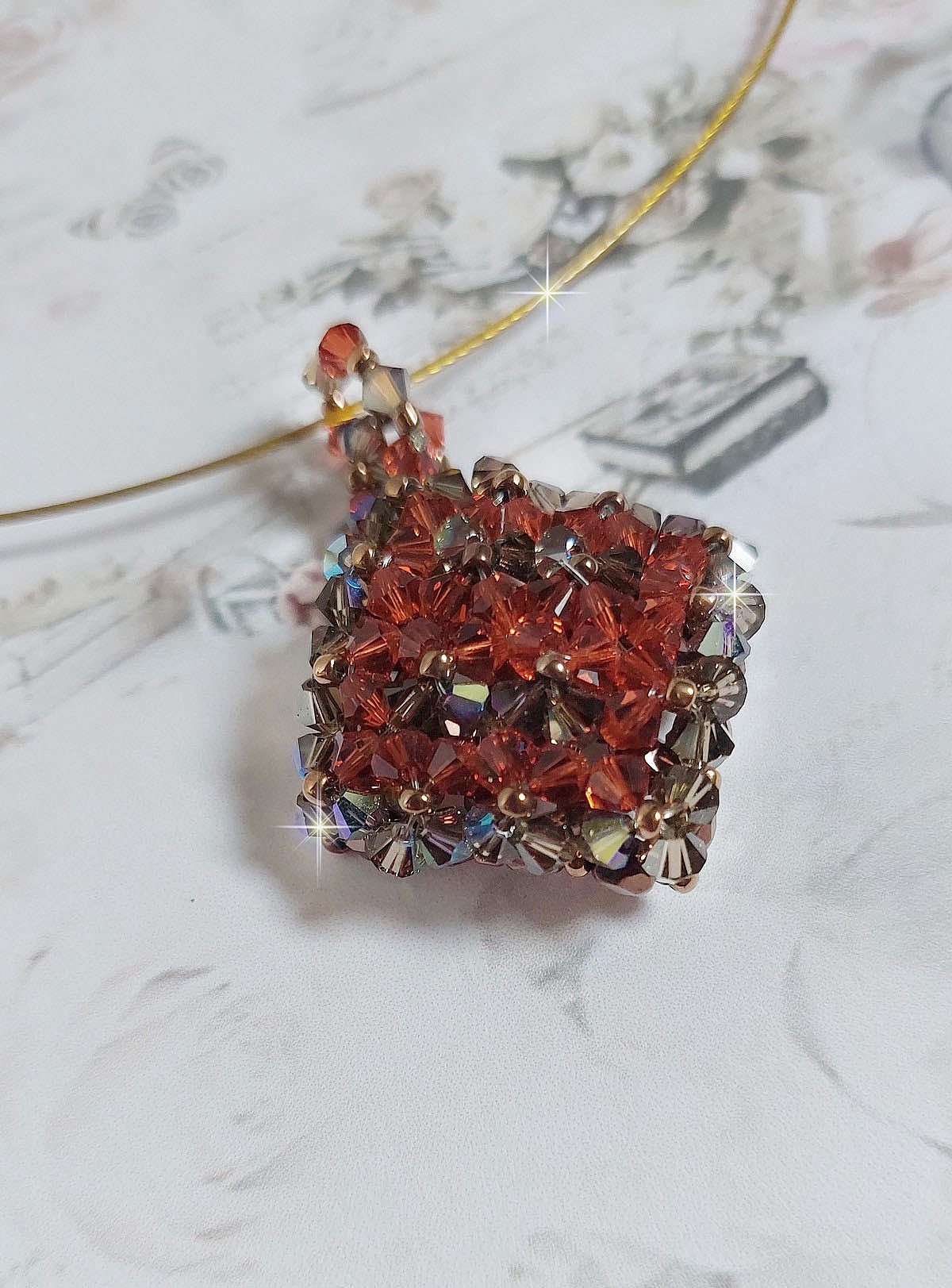 Camel anheng montert med Swarovski krystall fasetter og spinnere