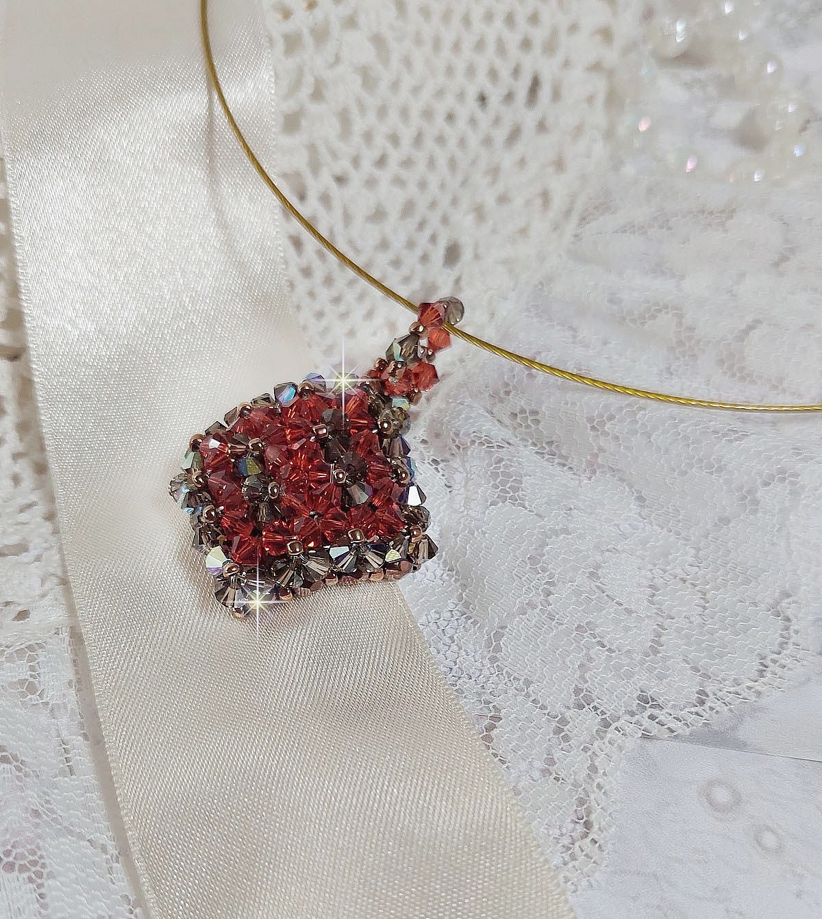 Camel anheng montert med Swarovski krystall fasetter og spinnere