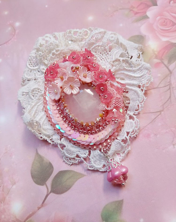 Pendentif C&oelig;ur de Quartz brod&eacute; avec cabochon Quartz, sequins, fleurs verres, dentelle et Perles Cristal Swarovski