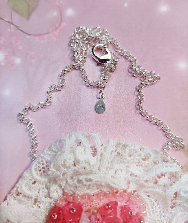 Pendentif C&oelig;ur de Quartz brod&eacute; avec cabochon Quartz, sequins, fleurs verres, dentelle et Perles Cristal Swarovski