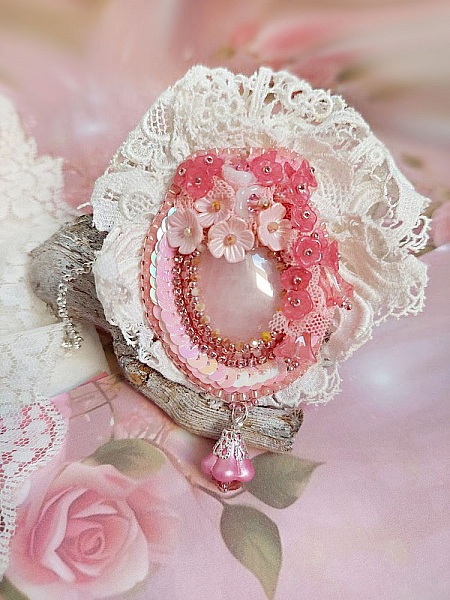 Pendentif C&oelig;ur de Quartz brod&eacute; avec cabochon Quartz, sequins, fleurs verres, dentelle et Perles Cristal Swarovski