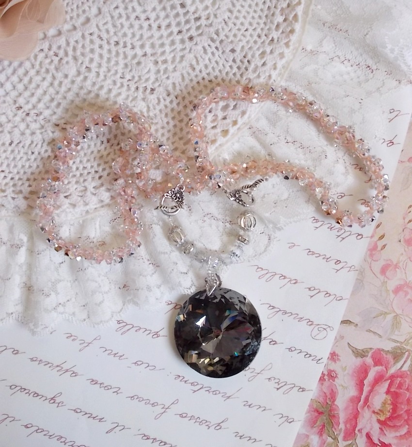 Coco anheng halskjede brodert med Swarovski krystaller og en røkt krystall medaljong