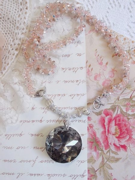 Coco anheng halskjede brodert med Swarovski krystaller og en r&oslash;kt krystall medaljong