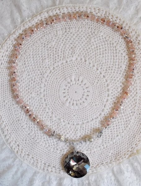 Coco anheng halskjede brodert med Swarovski krystaller og en r&oslash;kt krystall medaljong