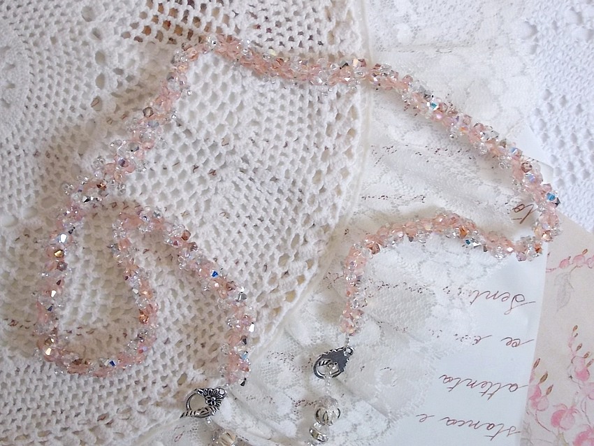 Coco anheng halskjede brodert med Swarovski krystaller og en røkt krystall medaljong