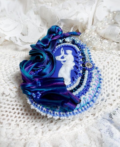 Pendentif Corne d&rsquo;Abondance brod&eacute; avec cabochon porcelaine, soie, sequins, rocailles et perles Cristal Swarovski