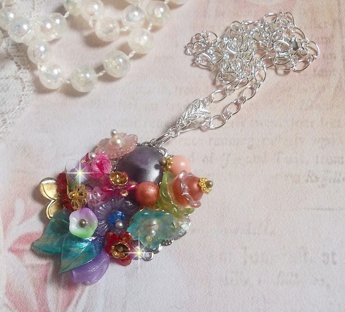 Springtime Chic Crown anheng laget med forskjellige blomster, perler, Murano, krystaller, Amethyst og andre med en sølvkjede