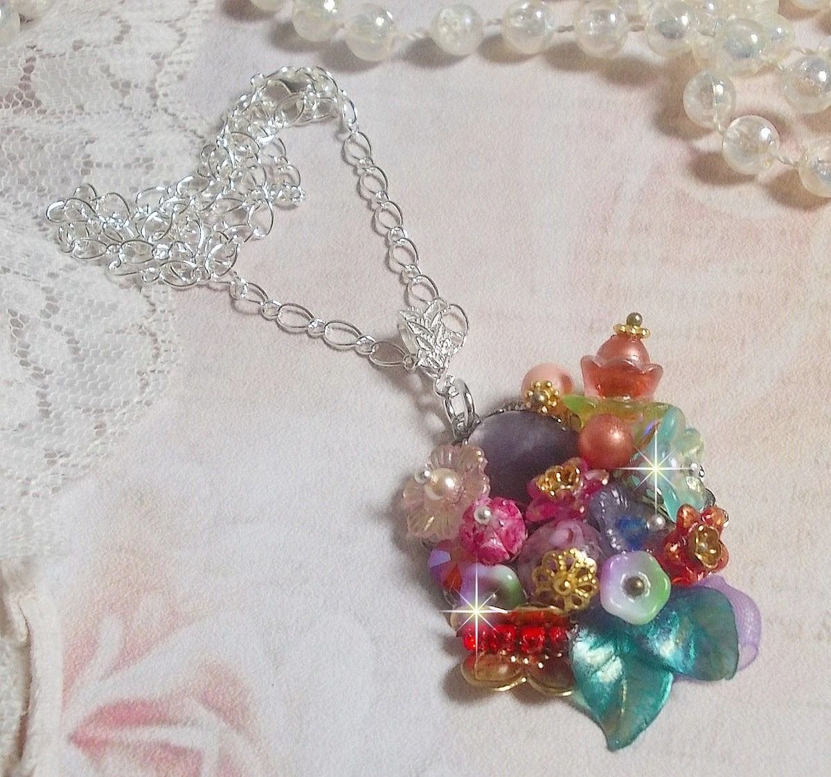Springtime Chic Crown anheng laget med forskjellige blomster, perler, Murano, krystaller, Amethyst og andre med en sølvkjede
