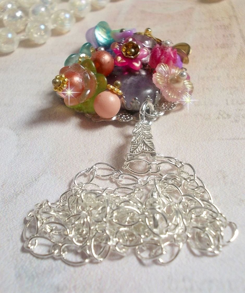 Springtime Chic Crown anheng laget med forskjellige blomster, perler, Murano, krystaller, Amethyst og andre med en sølvkjede