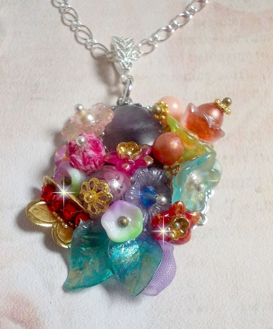 Springtime Chic Crown anheng laget med forskjellige blomster, perler, Murano, krystaller, Amethyst og andre med en sølvkjede