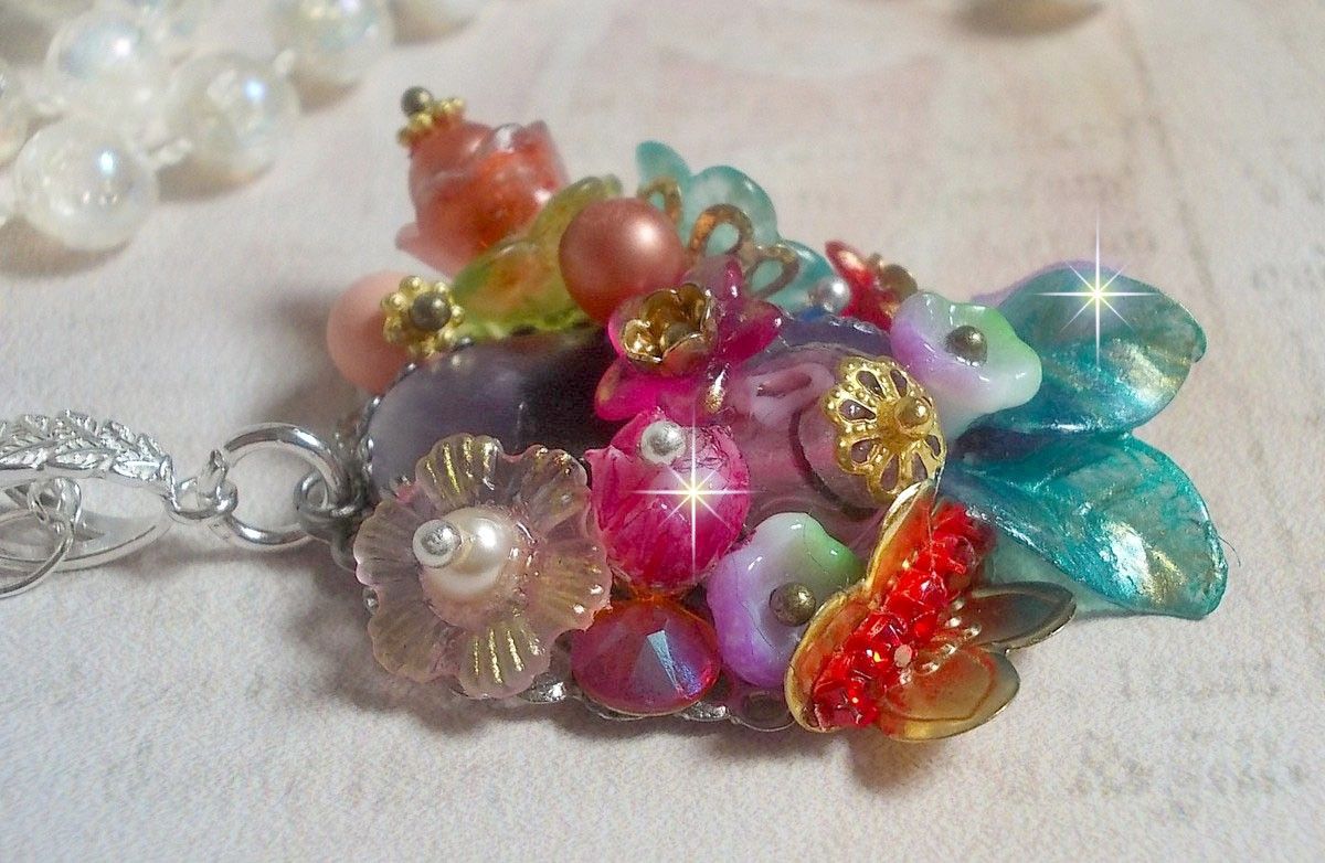 Springtime Chic Crown anheng laget med forskjellige blomster, perler, Murano, krystaller, Amethyst og andre med en sølvkjede
