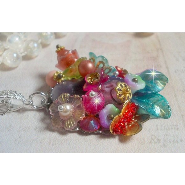 Springtime Chic Crown anheng laget med forskjellige blomster, perler, Murano, krystaller, Amethyst og andre med en sølvkjede
