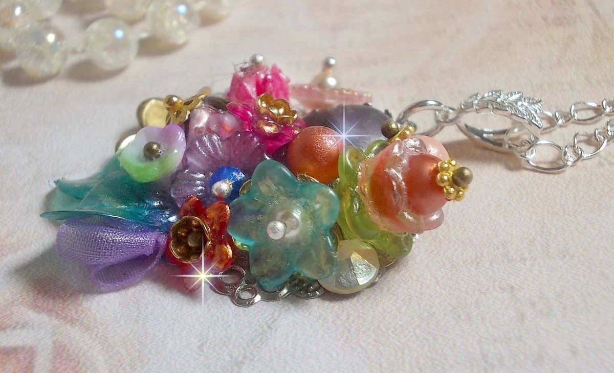 Springtime Chic Crown anheng laget med forskjellige blomster, perler, Murano, krystaller, Amethyst og andre med en sølvkjede