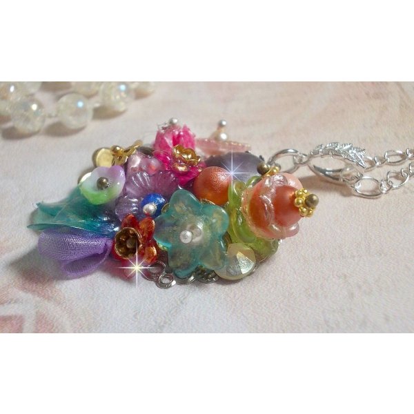 Springtime Chic Crown anheng laget med forskjellige blomster, perler, Murano, krystaller, Amethyst og andre med en sølvkjede