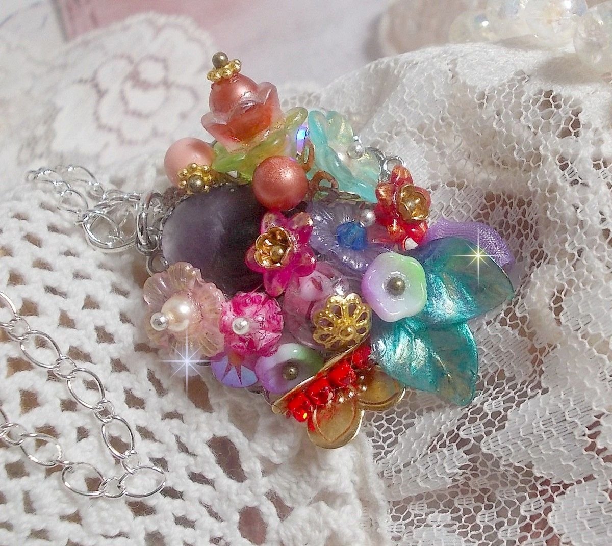 Springtime Chic Crown anheng laget med forskjellige blomster, perler, Murano, krystaller, Amethyst og andre med en sølvkjede
