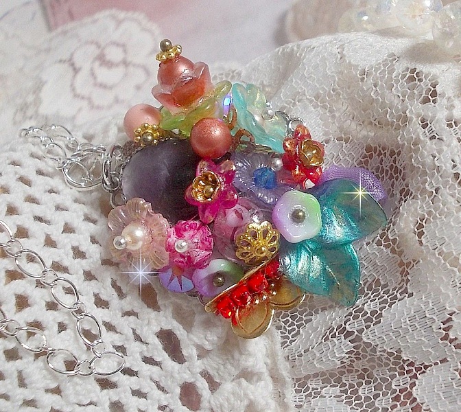 Springtime Chic Crown anheng laget med forskjellige blomster, perler, Murano, krystaller, Amethyst og andre med en s&oslash;lvkjede