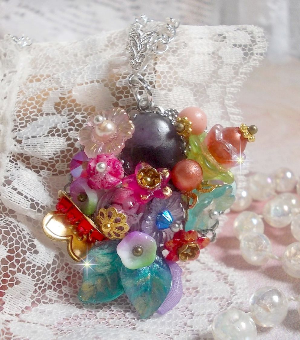 Springtime Chic Crown anheng laget med forskjellige blomster, perler, Murano, krystaller, Amethyst og andre med en sølvkjede