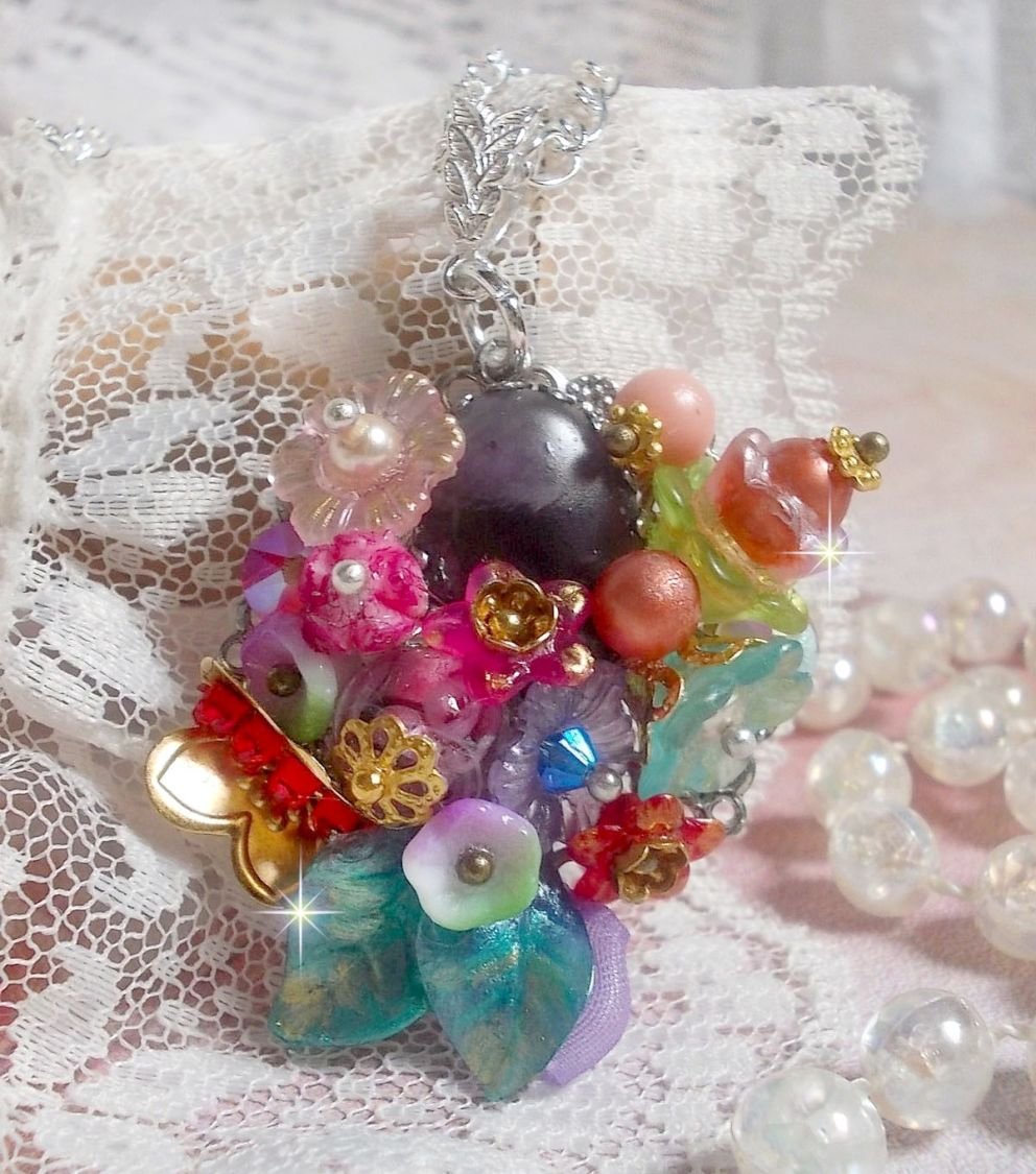 Springtime Chic Crown anheng laget med forskjellige blomster, perler, Murano, krystaller, Amethyst og andre med en sølvkjede