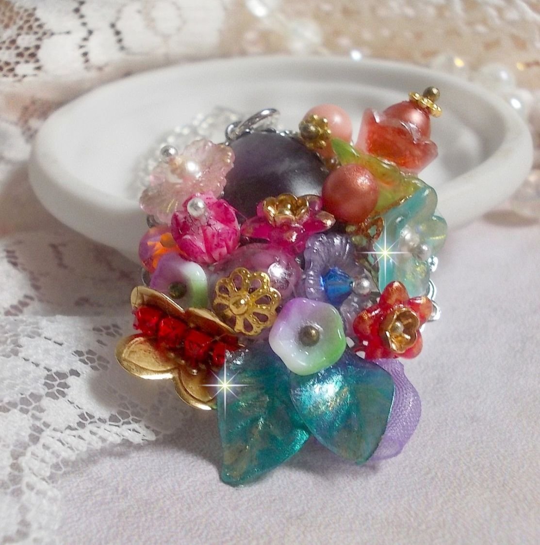 Springtime Chic Crown anheng laget med forskjellige blomster, perler, Murano, krystaller, Amethyst og andre med en sølvkjede