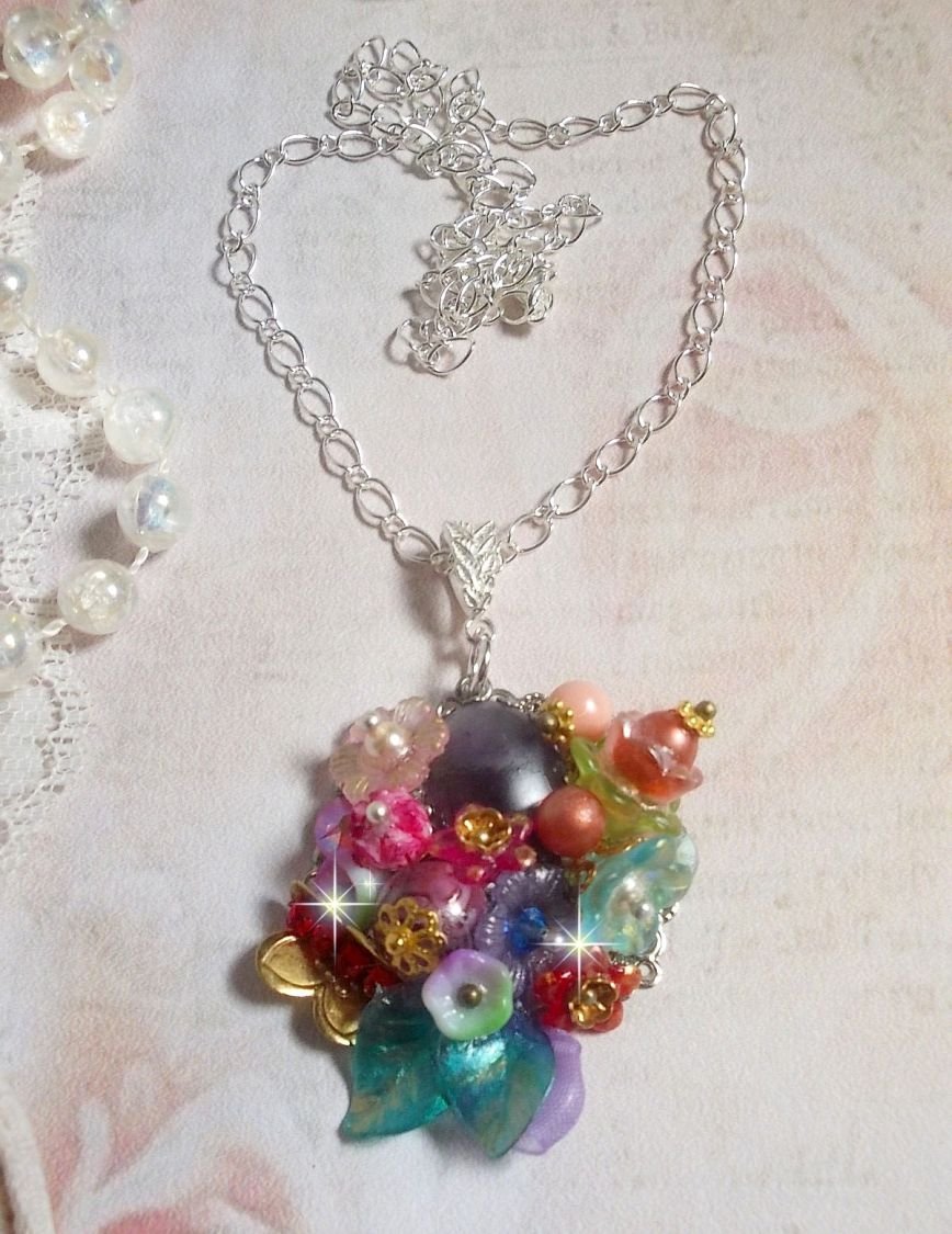 Springtime Chic Crown anheng laget med forskjellige blomster, perler, Murano, krystaller, Amethyst og andre med en sølvkjede