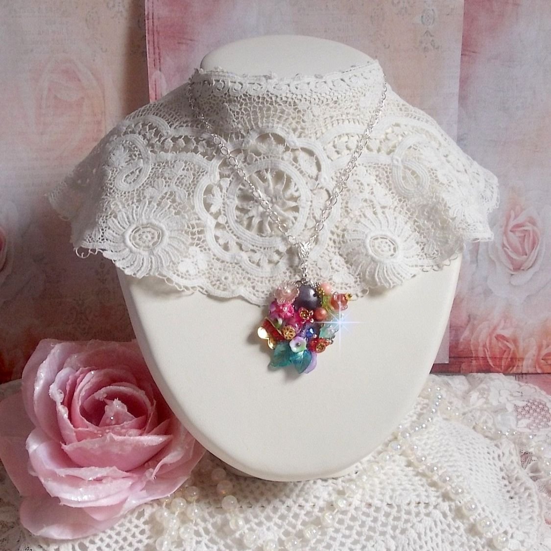 Springtime Chic Crown anheng laget med forskjellige blomster, perler, Murano, krystaller, Amethyst og andre med en sølvkjede