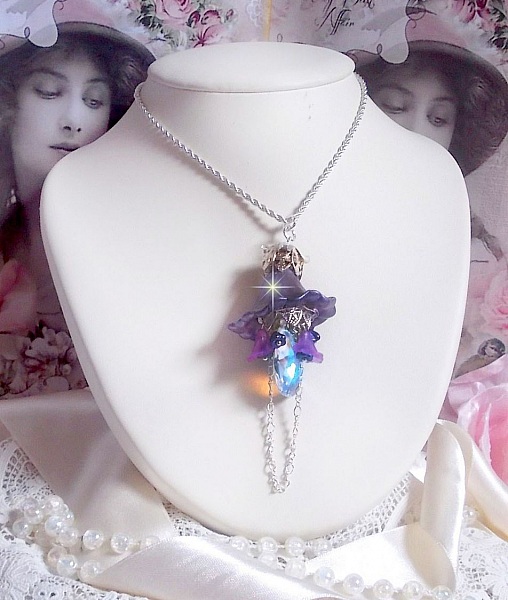 Pendentif Eclat de Cristal mont&eacute; avec une goutte en Cristal, fleurs en Verre, fleurs lucites dont une plus grande peinte &agrave; la main avec paillettes Argent&eacute;es. Une composition florale