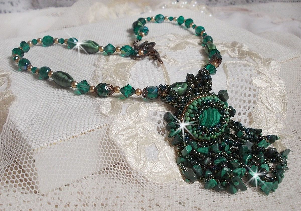 Smaragdgrønt anheng brodert med naturlig malakitt cabochon og chips, krystaller, fasetter og perler