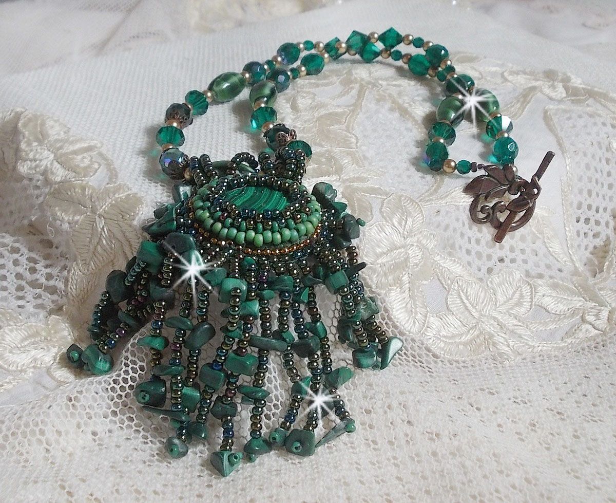 Smaragdgrønt anheng brodert med naturlig malakitt cabochon og chips, krystaller, fasetter og perler