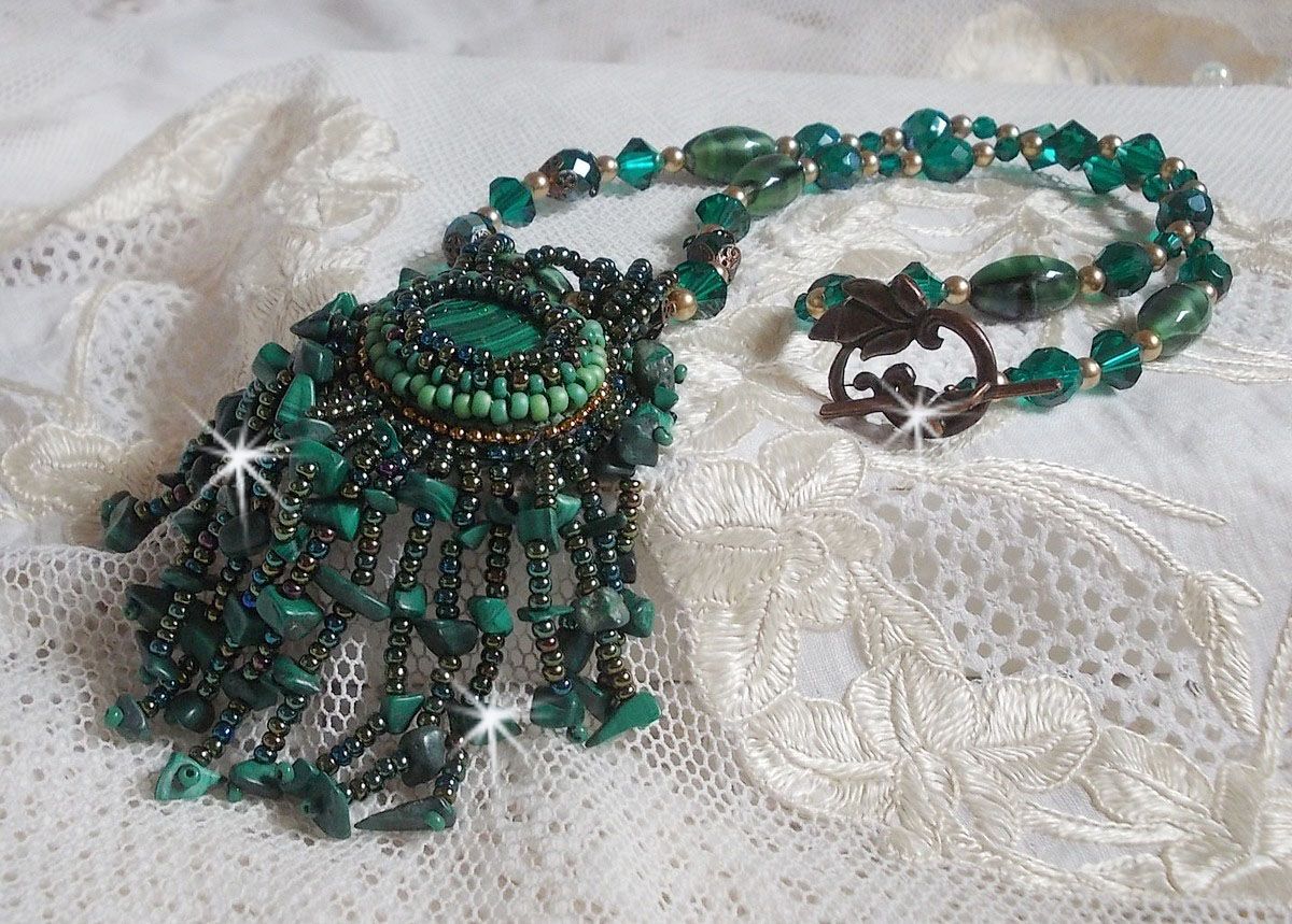 Smaragdgrønt anheng brodert med naturlig malakitt cabochon og chips, krystaller, fasetter og perler