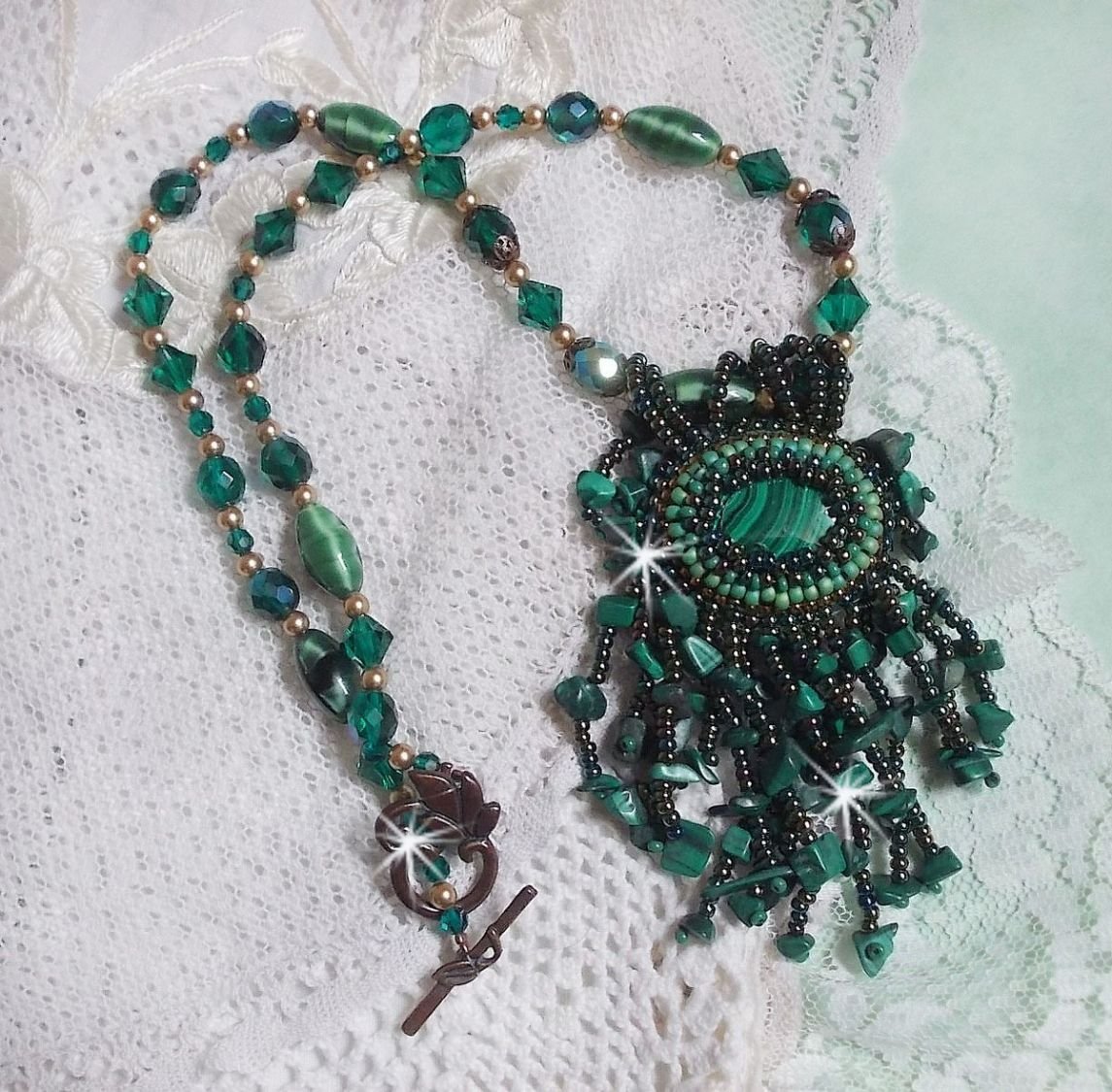 Smaragdgrønt anheng brodert med naturlig malakitt cabochon og chips, krystaller, fasetter og perler