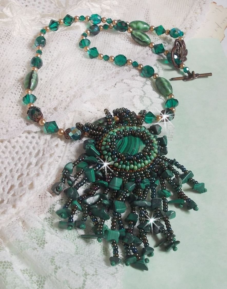Smaragdgrønt anheng brodert med naturlig malakitt cabochon og chips, krystaller, fasetter og perler